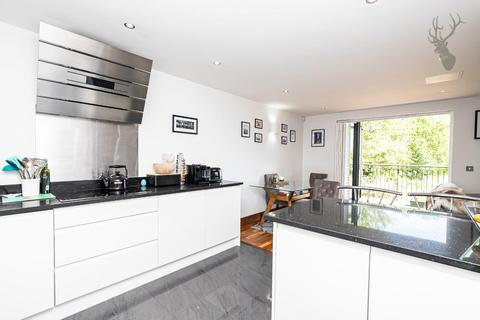 2 bedroom duplex to rent, Abridge Road, Chigwell IG7