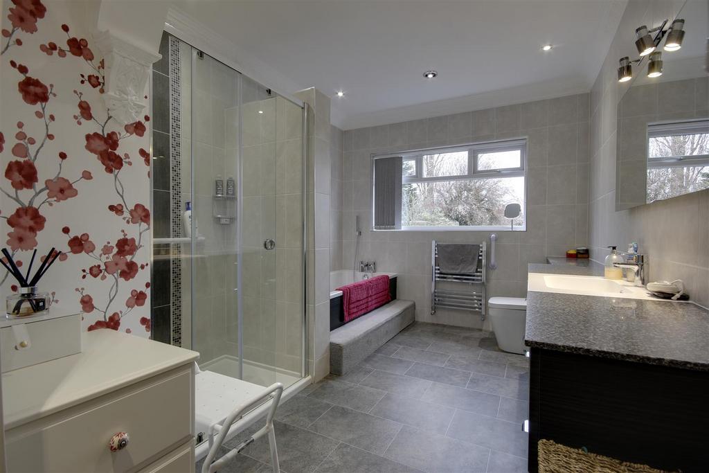 Bathroom / Cloakroom