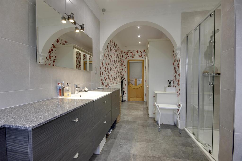 Bathroom / Cloakroom