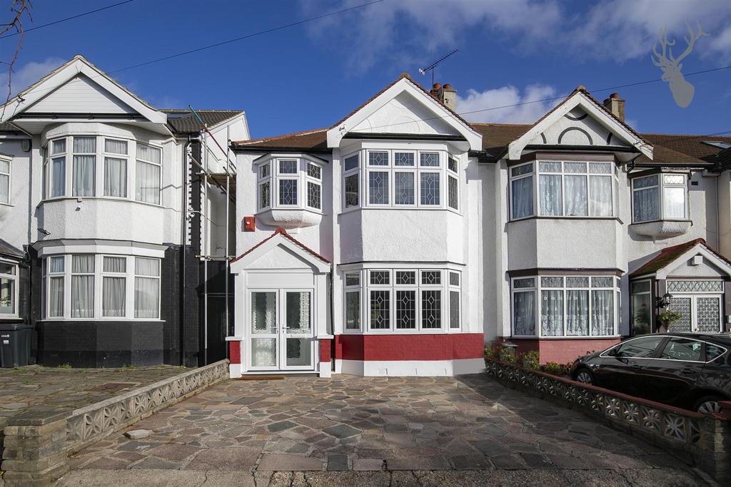 Edwina Gardens, Ilford IG4 3 bed house £2,500 pcm (£577 pw)