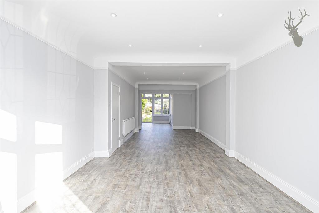 Edwina Gardens, Ilford IG4 3 bed house £2,500 pcm (£577 pw)