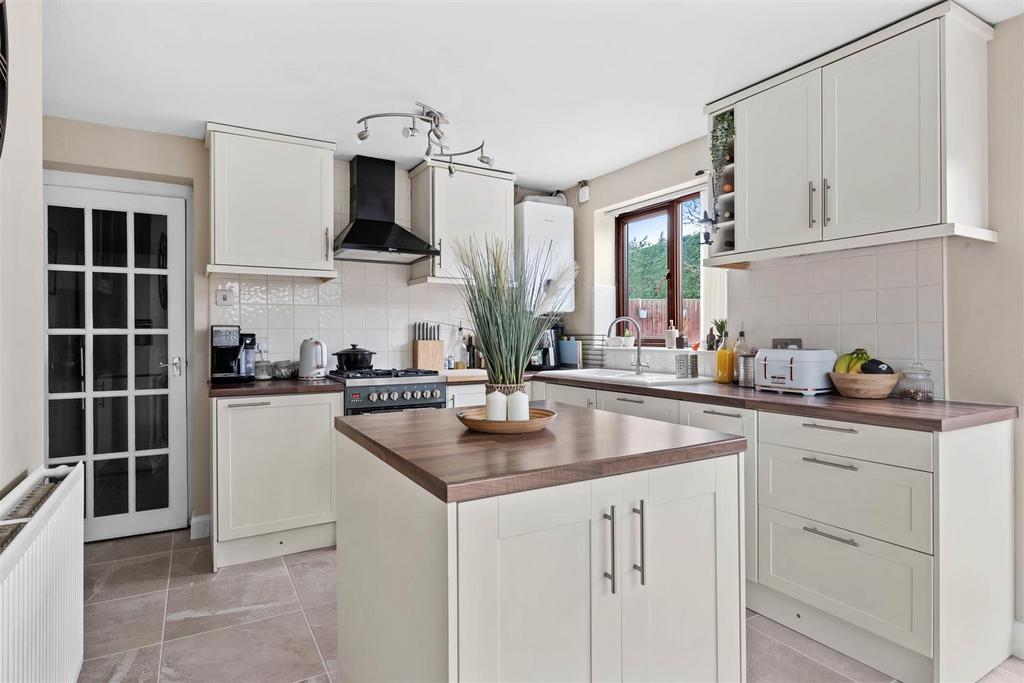 Grayling Close, Broomhall, Worcester 3 bed detached house for sale £