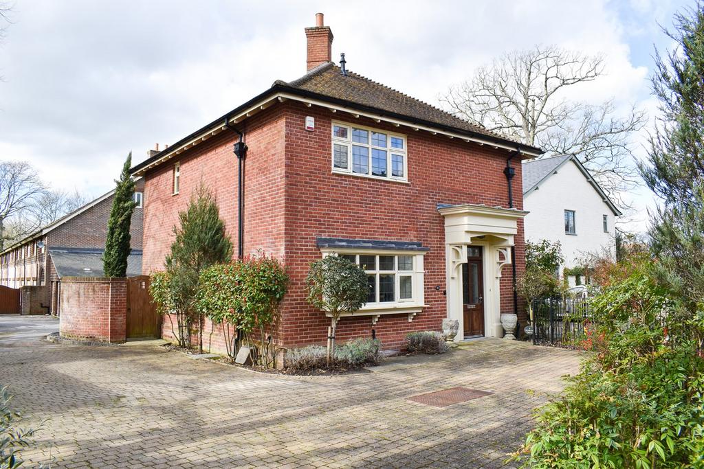 Redwood Drive, Winkton, Christchurch, BH23 3 bed detached house for