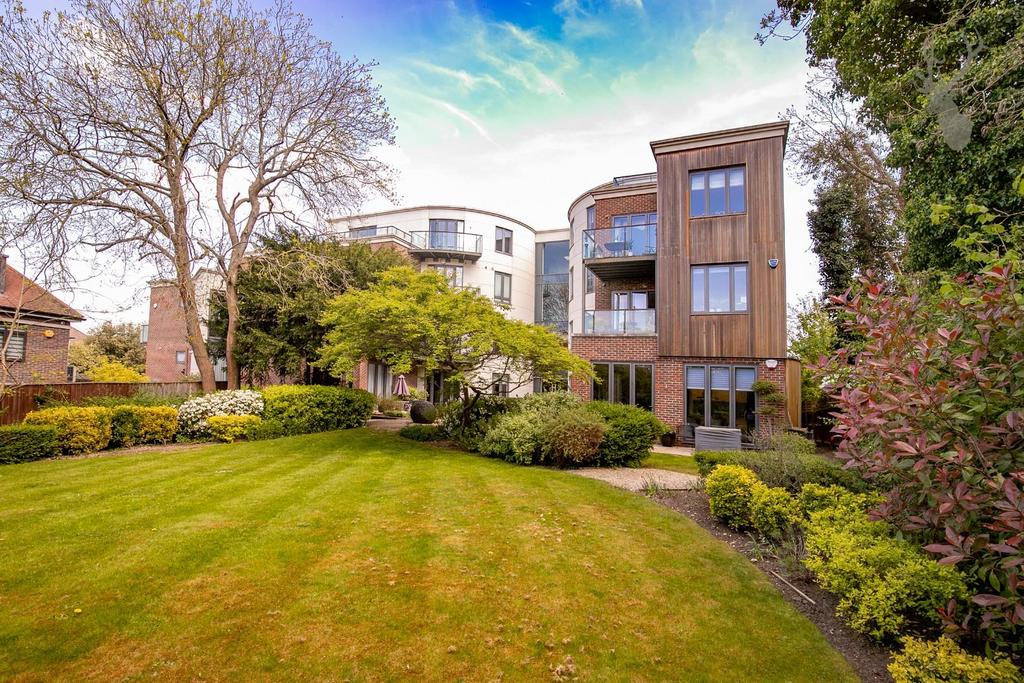 Whitehall Road, Woodford Green IG8 2 bed penthouse for sale £775,000