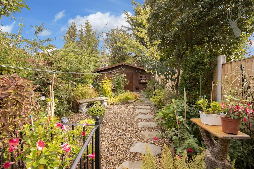 Manor Farm Drive, London E4 3 bed house £475,000