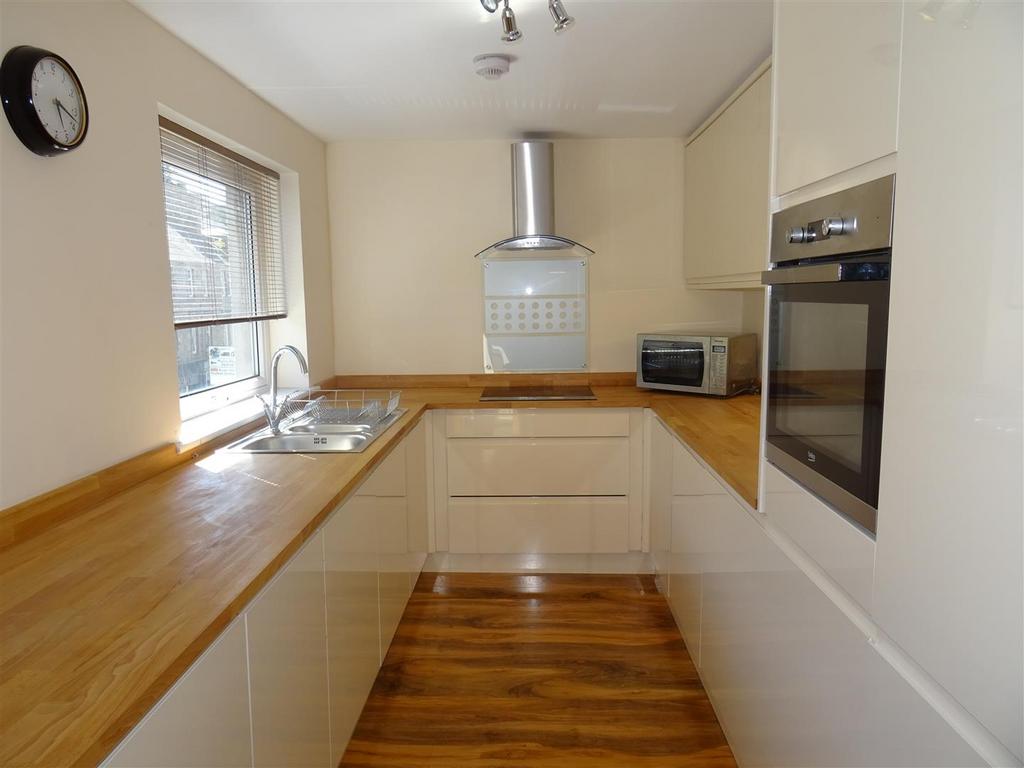 Bridgend Court, Perth 2 bed flat £695 pcm (£160 pw)
