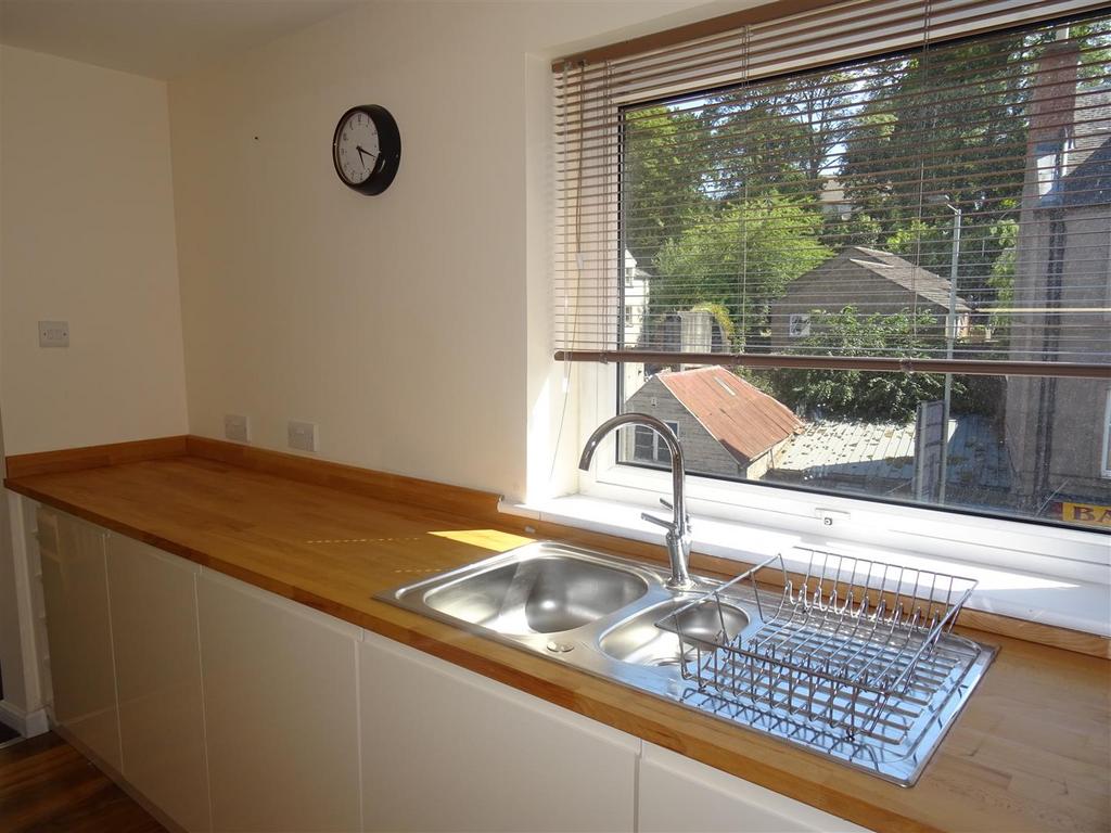Bridgend Court, Perth 2 bed flat £695 pcm (£160 pw)
