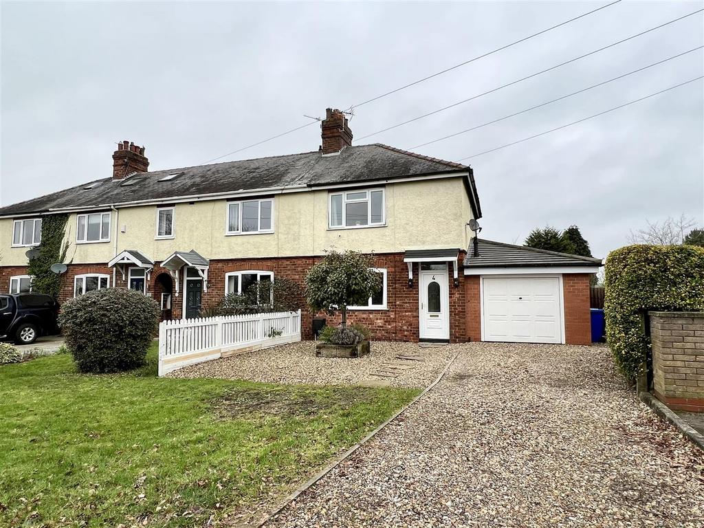 Lock Lane, HolmeOnSpaldingMoor, York 3 bed end of terrace house £