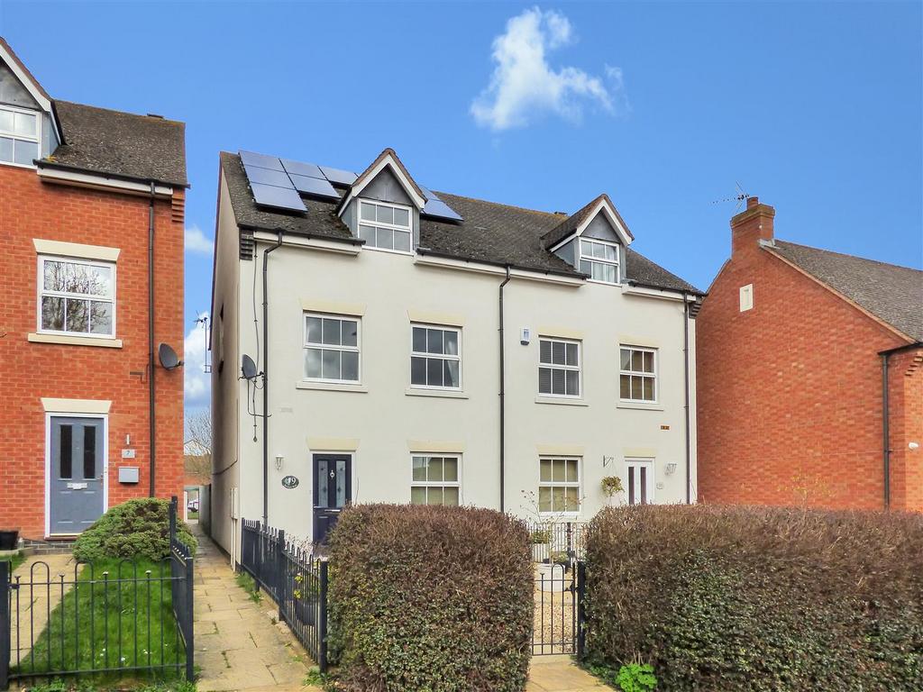 Beecham Road, ShipstononStour 4 bed semidetached house £310,000