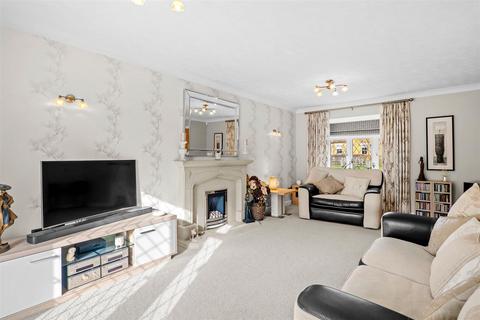 2 Andrews Drive, Evesham, WR11 2JN
