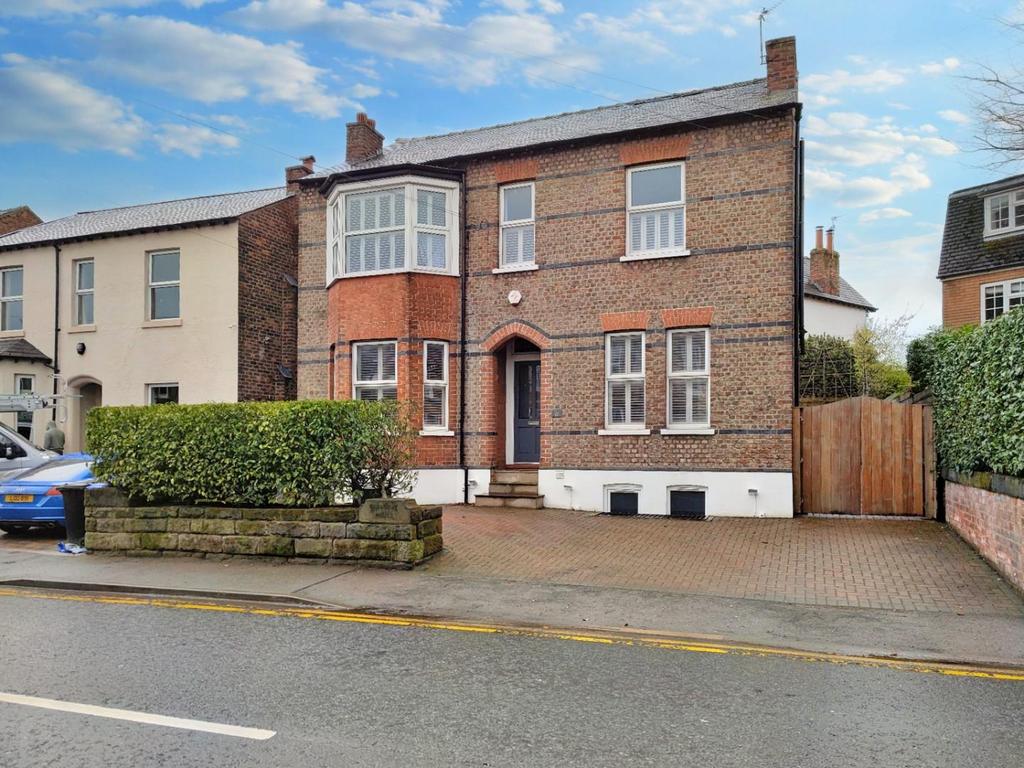 Hale Road, Hale 4 bed detached house to rent £3,950 pcm (£912 pw)