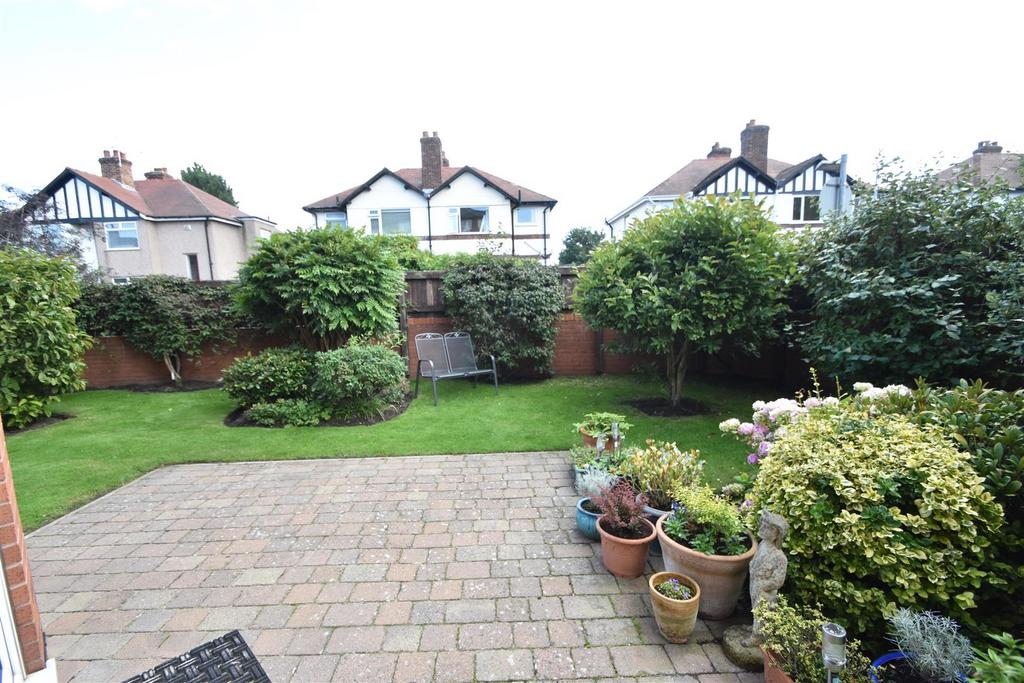 Downham Road South, Heswall, Wirral 2 bed flat £795 pcm (£183 pw)