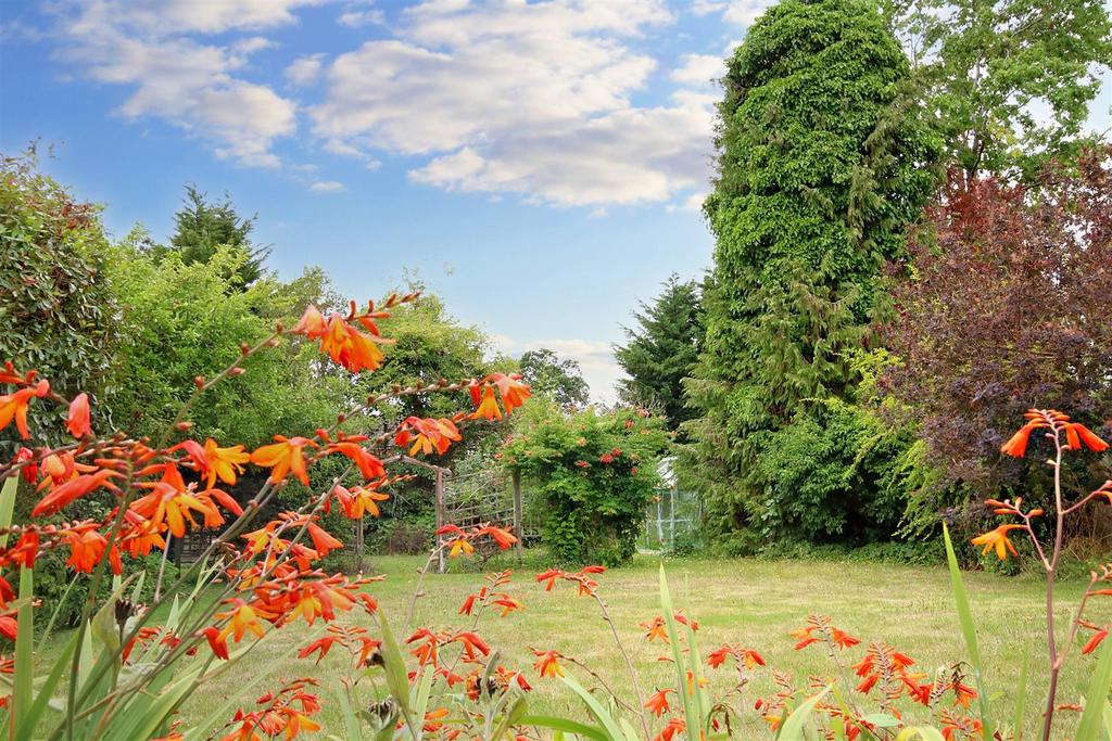 WEST FARM AVENUE, ASHTEAD KT21 4 bed detached bungalow £825,000