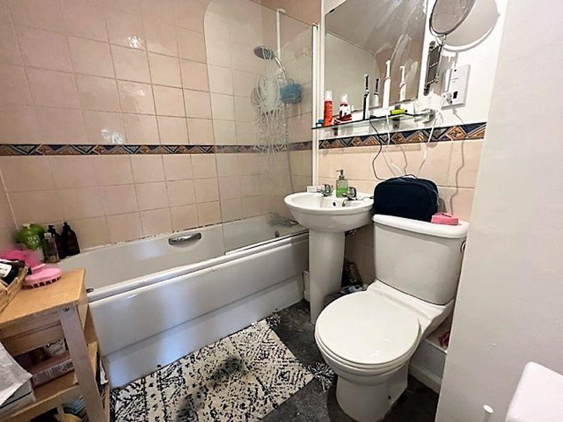 Holland House Road, Preston PR5 2 bed apartment £110,000