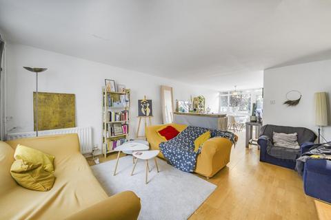 16 Shepherds Close, London, N6 5AG