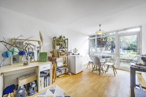 16 Shepherds Close, London, N6 5AG
