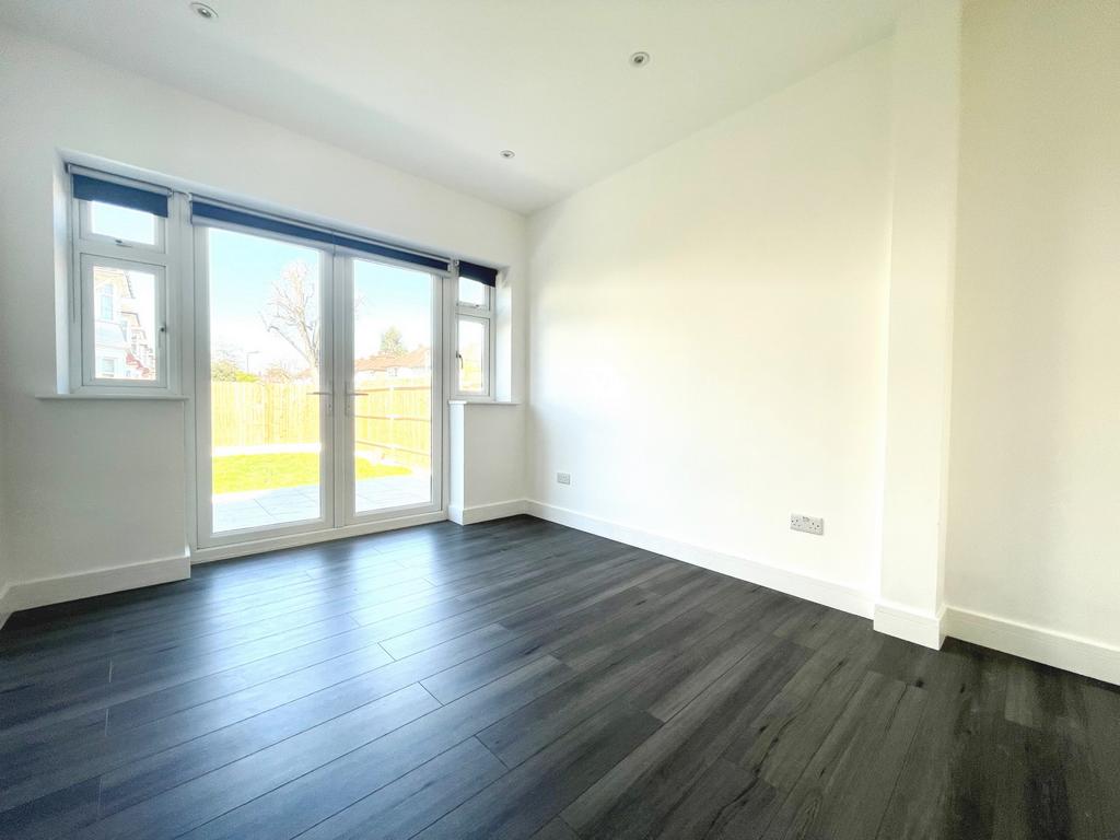 Anson Road, Cricklewood, NW2 3 bed flat £3,098 pcm (£715 pw)