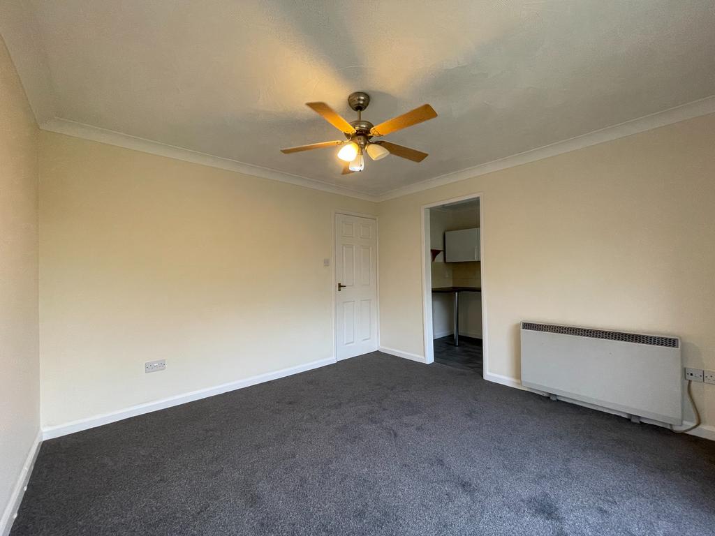 Anderby Close, Hartsholme, Lincoln, LN6 1 bed flat £550 pcm (£127 pw)