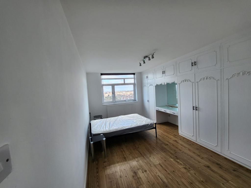 Park Avenue Ilford IG1 4RT 2 bed apartment £1,700 pcm (£392 pw)