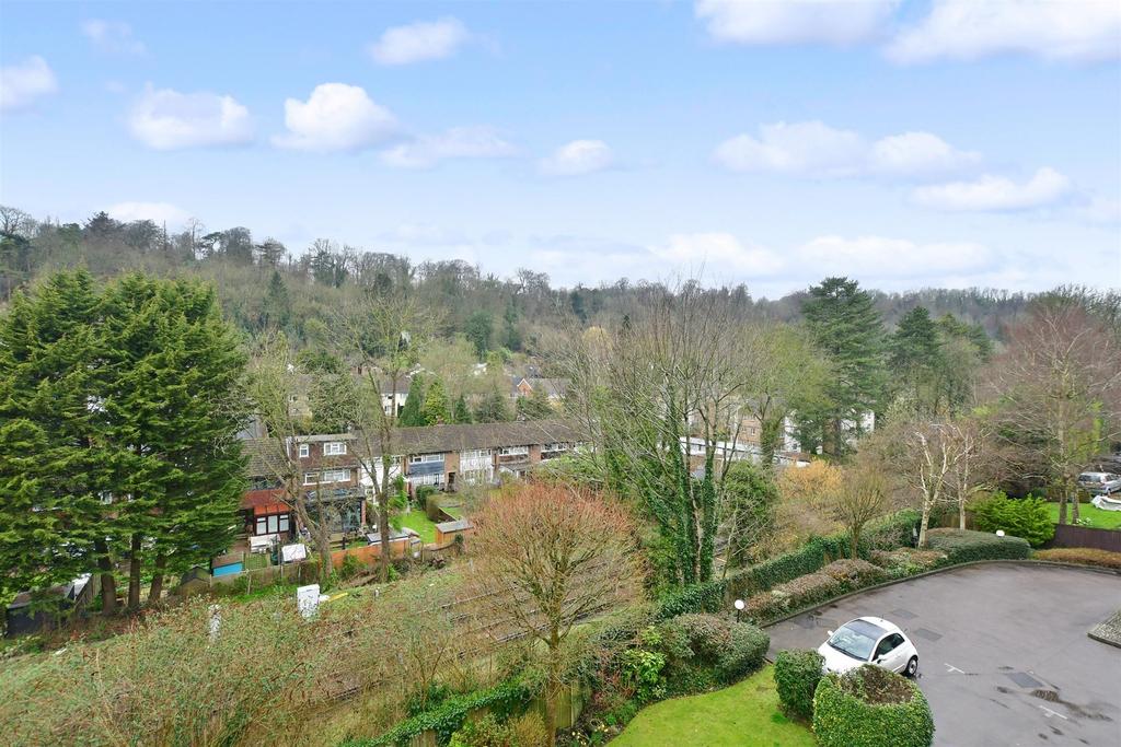 Croydon Road, Caterham, Surrey 2 bed flat for sale £100,000