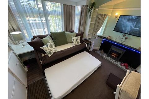 Studio to rent, Old Oak Road, Kings Norton, Birmingham