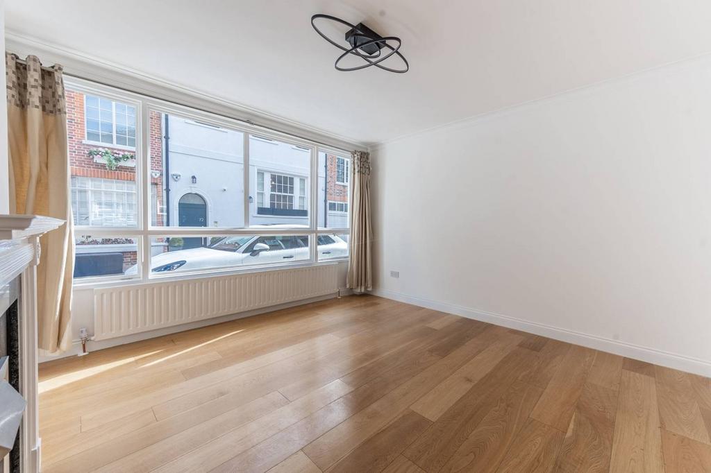 Stanhope Mews East, South Kensington... 3 bed mews £6,067 pcm (£1,400 pw)