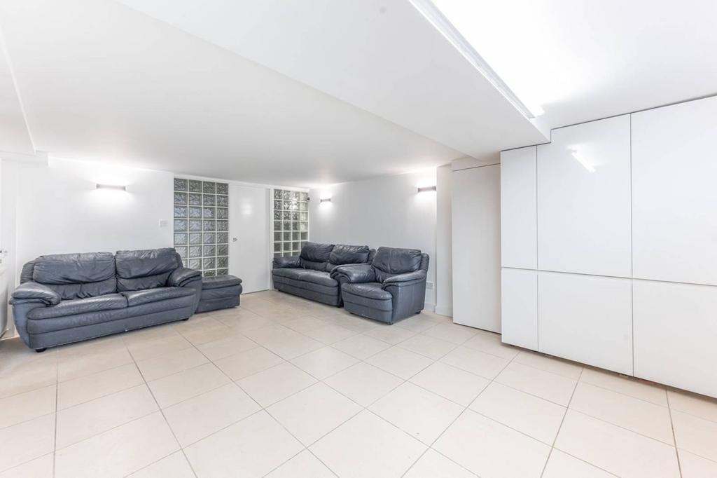 Stanhope Mews East, South Kensington... 3 bed mews £6,067 pcm (£1,400 pw)