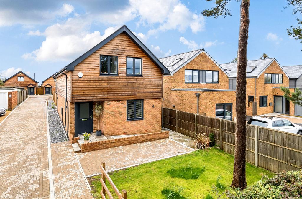 Downs Road, South Wonston, Winchester, SO21 3 bed detached house for