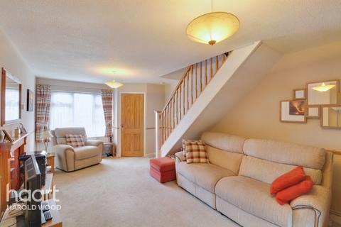 17 Camellia Close, Romford, RM3 0XW