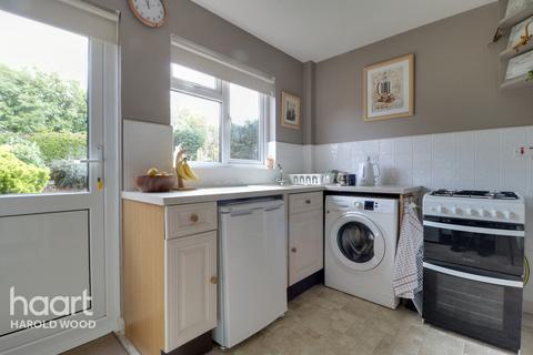 17 Camellia Close, Romford, RM3 0XW