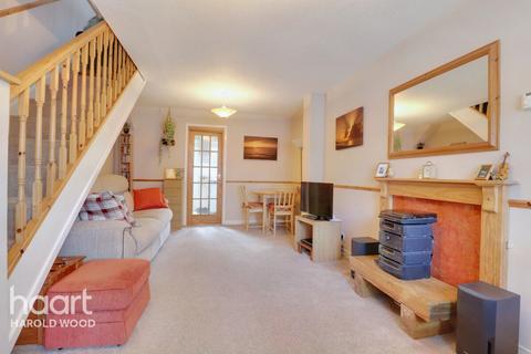 17 Camellia Close, Romford, RM3 0XW