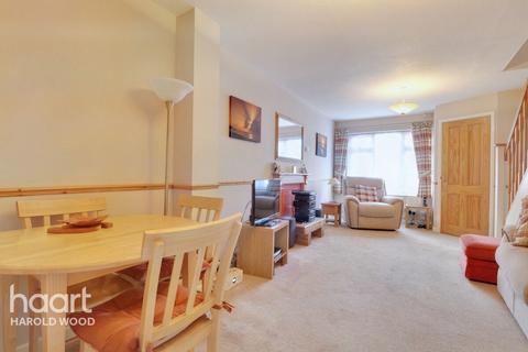17 Camellia Close, Romford, RM3 0XW