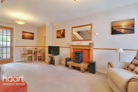 17 Camellia Close, Romford, RM3 0XW