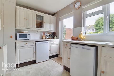 17 Camellia Close, Romford, RM3 0XW