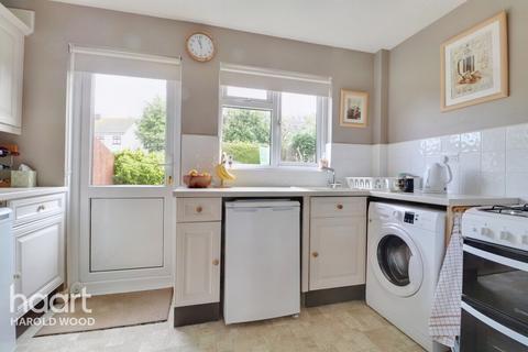 17 Camellia Close, Romford, RM3 0XW