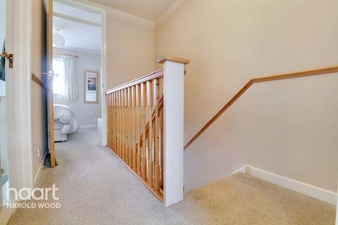17 Camellia Close, Romford, RM3 0XW