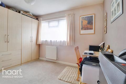 17 Camellia Close, Romford, RM3 0XW