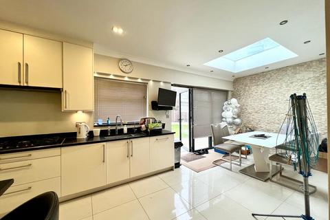 8 bedroom semi-detached house to rent, Ellington Road, Hounslow TW3