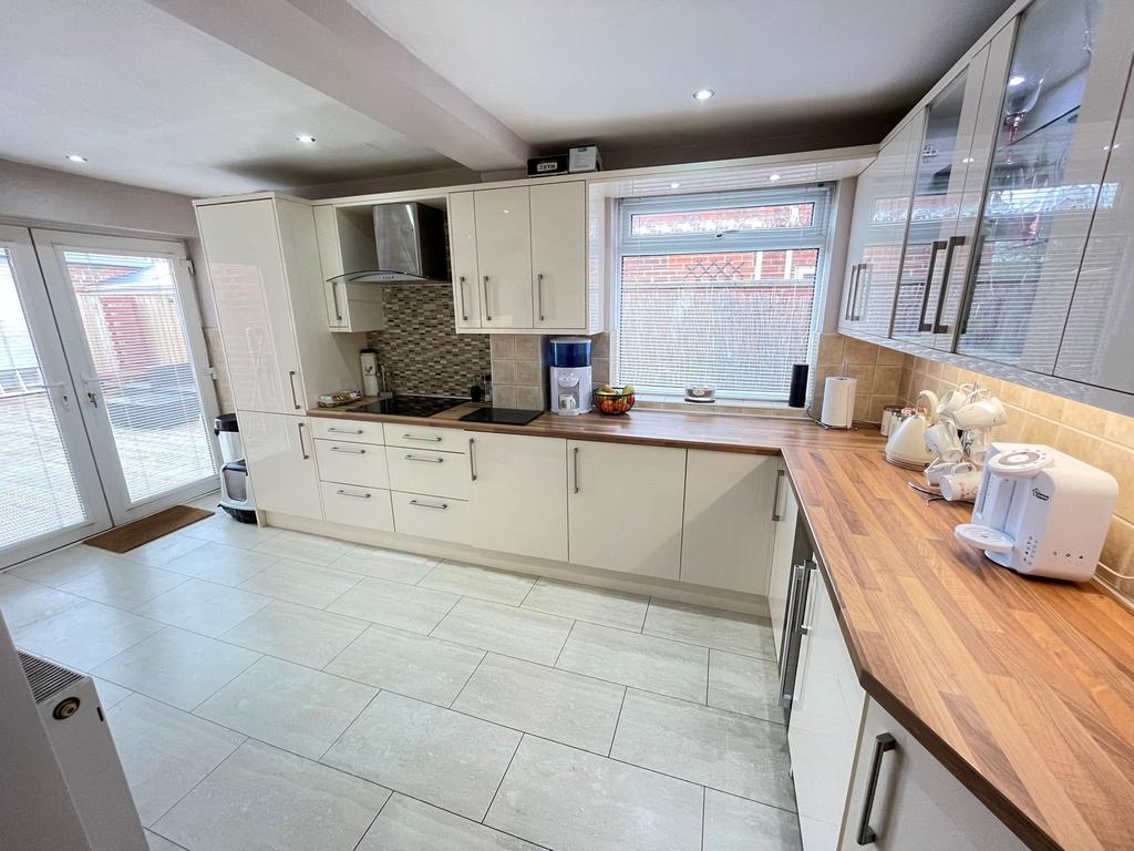 Fenwick Avenue, Simonside, South Shields, Tyne and Wear, NE34 9AJ 4 bed