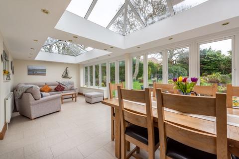 5 bedroom character property for sale - Keswick Road, Fetcham