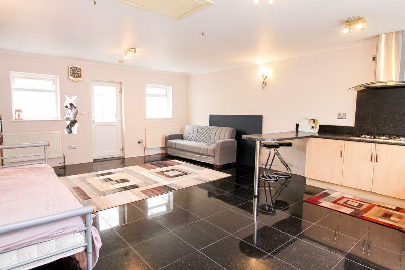 Windmill Lane, Greenford Studio £1,100 pcm (£254 pw)