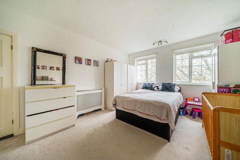 2 bedroom flat for sale, Church Street, Walton-On-Thames, KT12