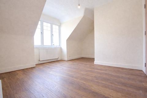 Studio to rent, Myddleton Road, Bounds Green / Wood Green N22