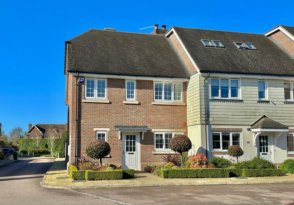 Charrington Close, Shenley, WD7 4 bed end of terrace house for sale £