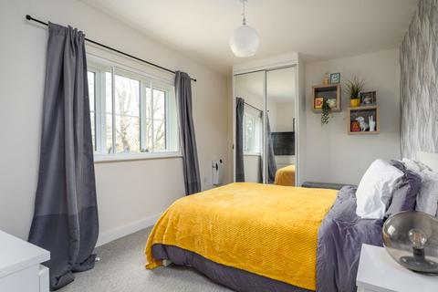 2 bedroom apartment for sale - 3 Alderson Grove, Walton-On-Thames