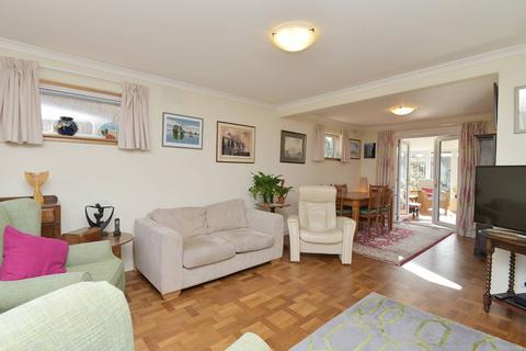 76 Cammo Grove, Edinburgh, EH4 8HB