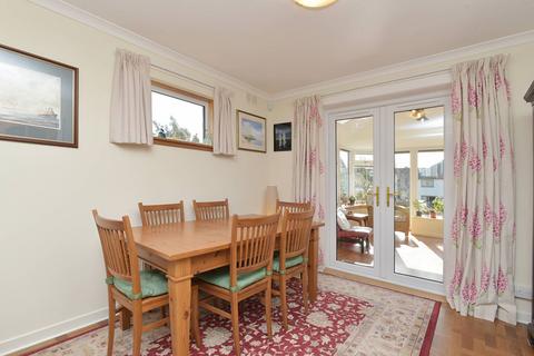 76 Cammo Grove, Edinburgh, EH4 8HB