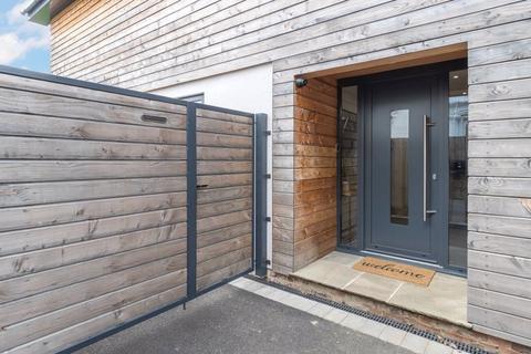 39 Warnham Road, Horsham, RH12 2QT