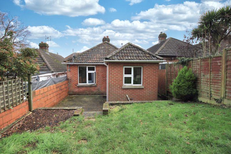Woodmill Lane, Southampton SO18 2 bed detached bungalow £230,000