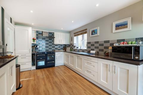 8d Brooklands Close, Farnham, GU9 9BT